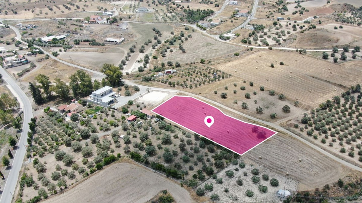 Residential field in Analiontas, Nicosia.