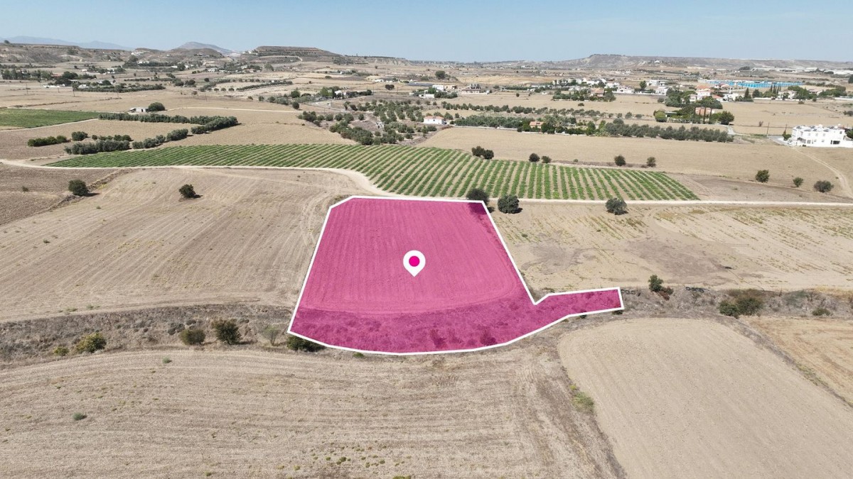 Residential field in Episkopeio , Nicosia