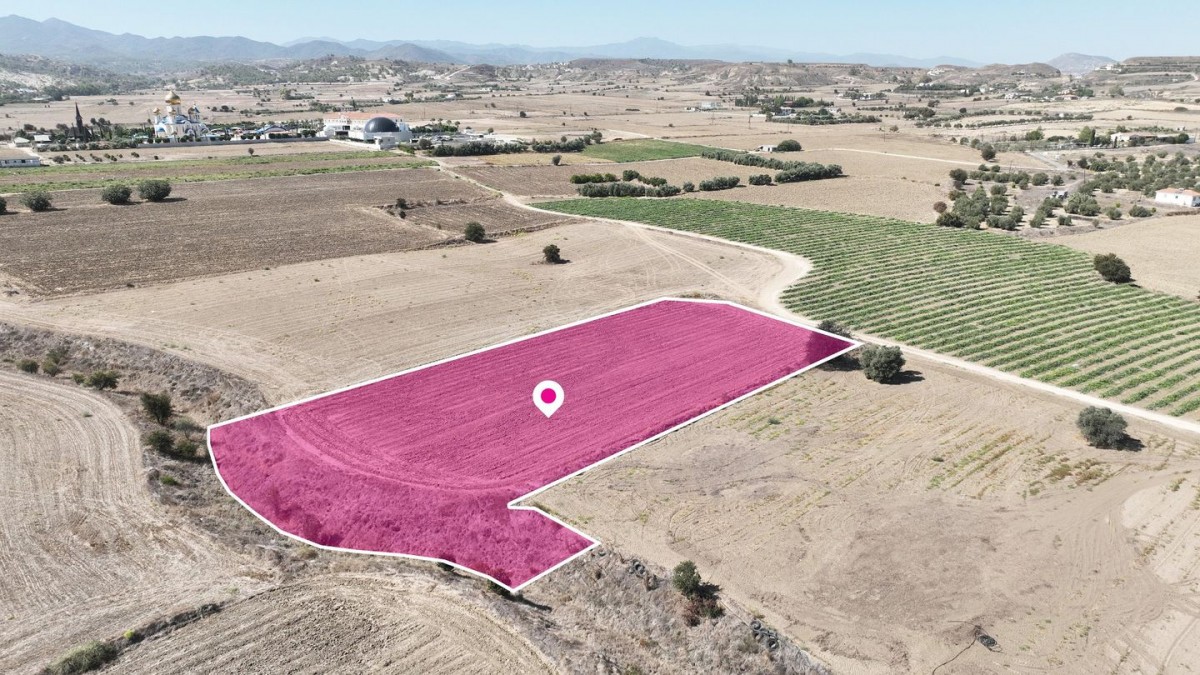 Residential field in Episkopeio , Nicosia