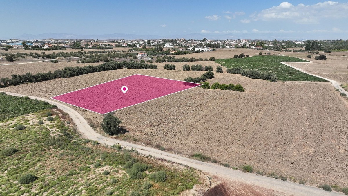Residential field in Episkopeio , Nicosia