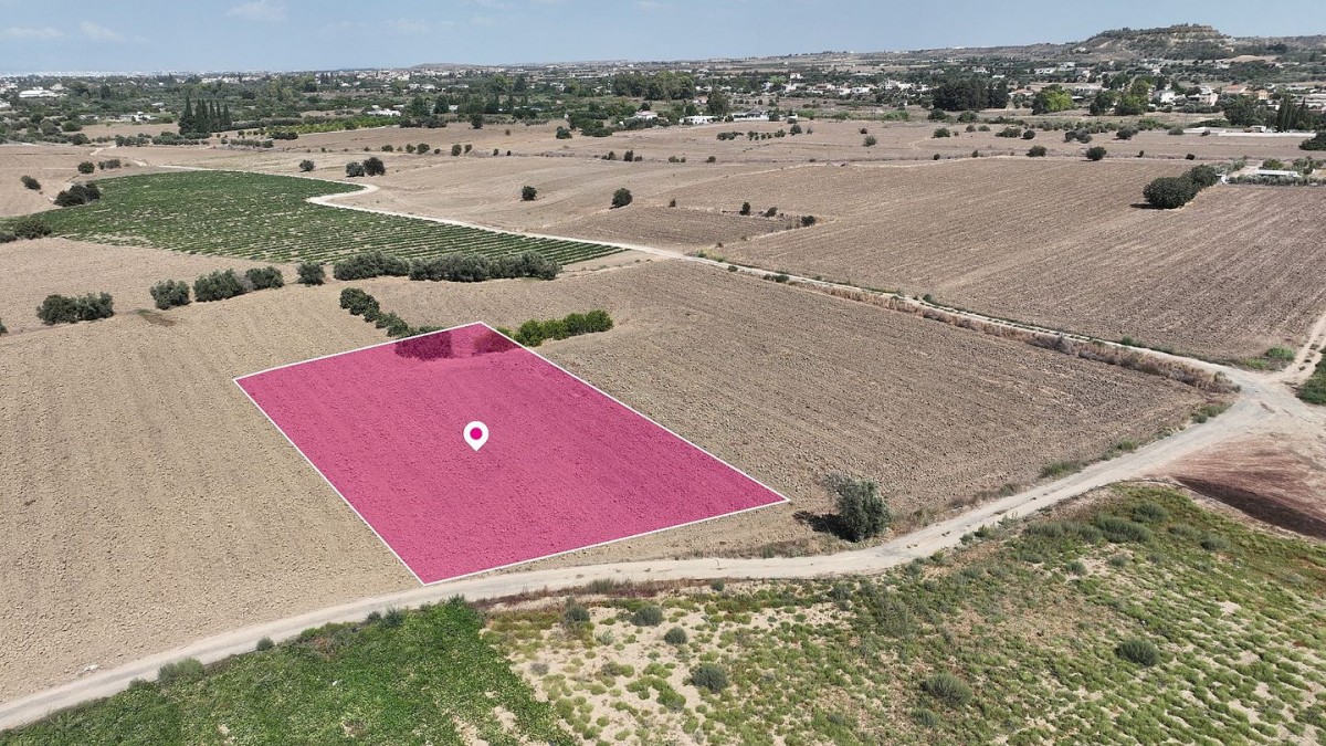 Residential field in Episkopeio , Nicosia