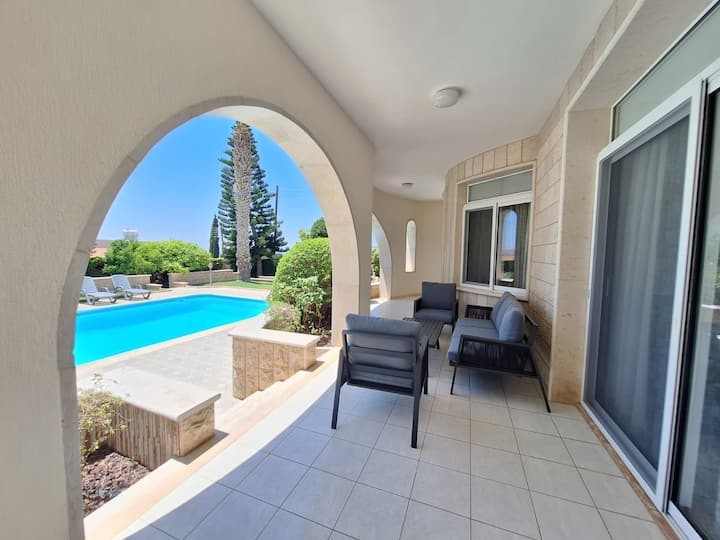 Detached Villa For Sale  in  Chlorakas