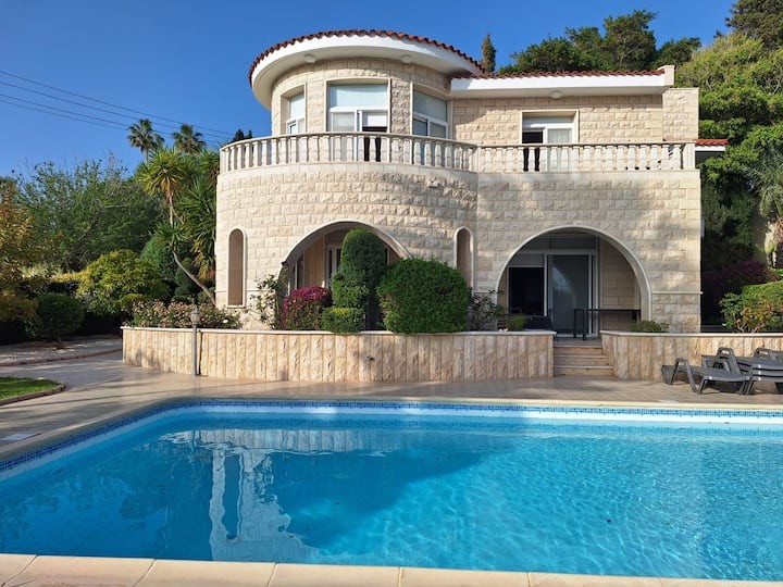 Detached Villa For Sale  in  Chlorakas