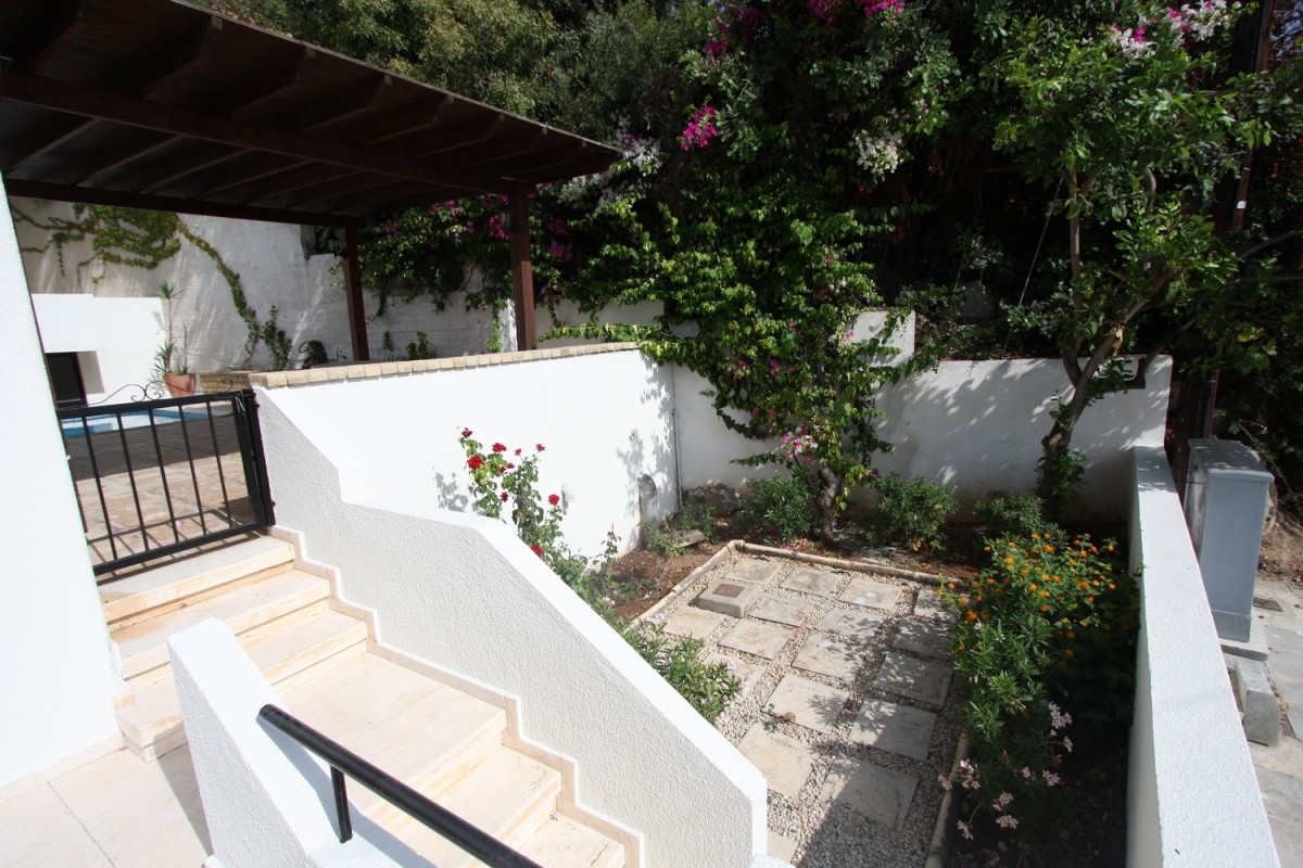 Bungalow For Rent  in  Chlorakas