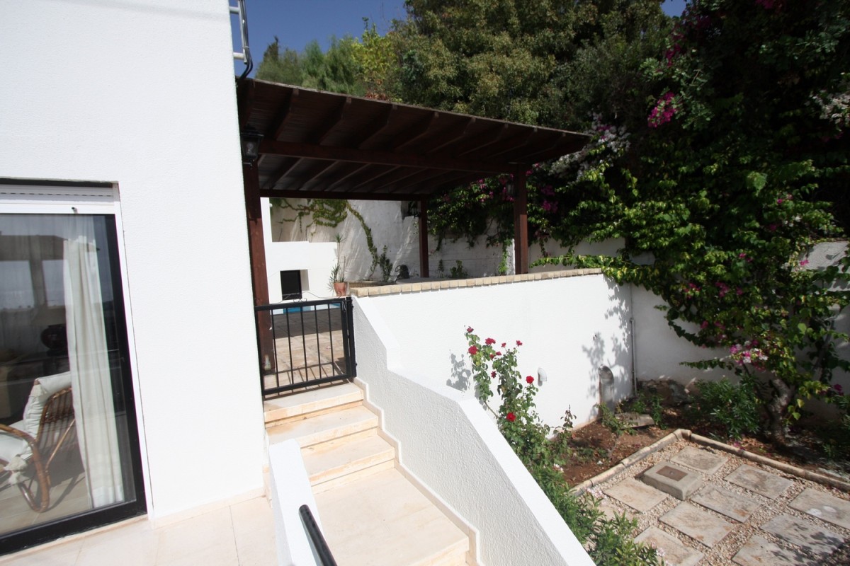 Bungalow For Rent  in  Chlorakas