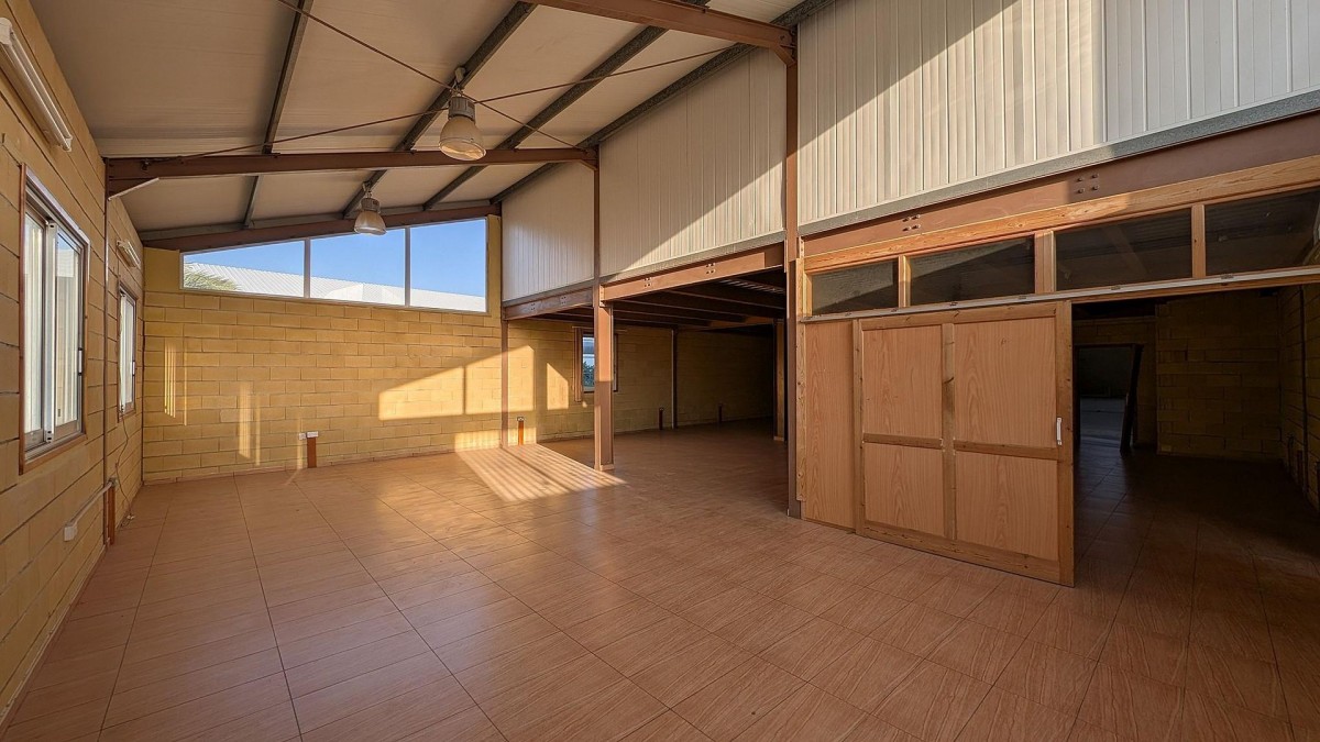 Industrial / Warehouse For Sale  in  Ergates