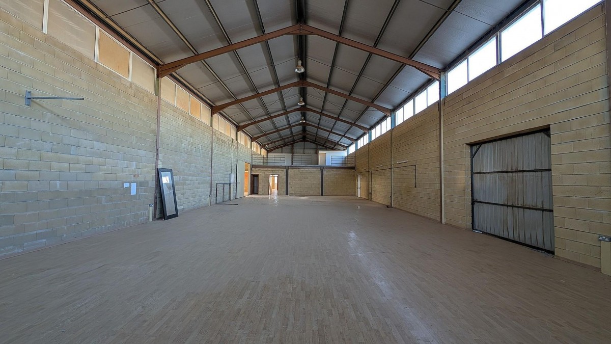 Industrial / Warehouse For Sale  in  Ergates