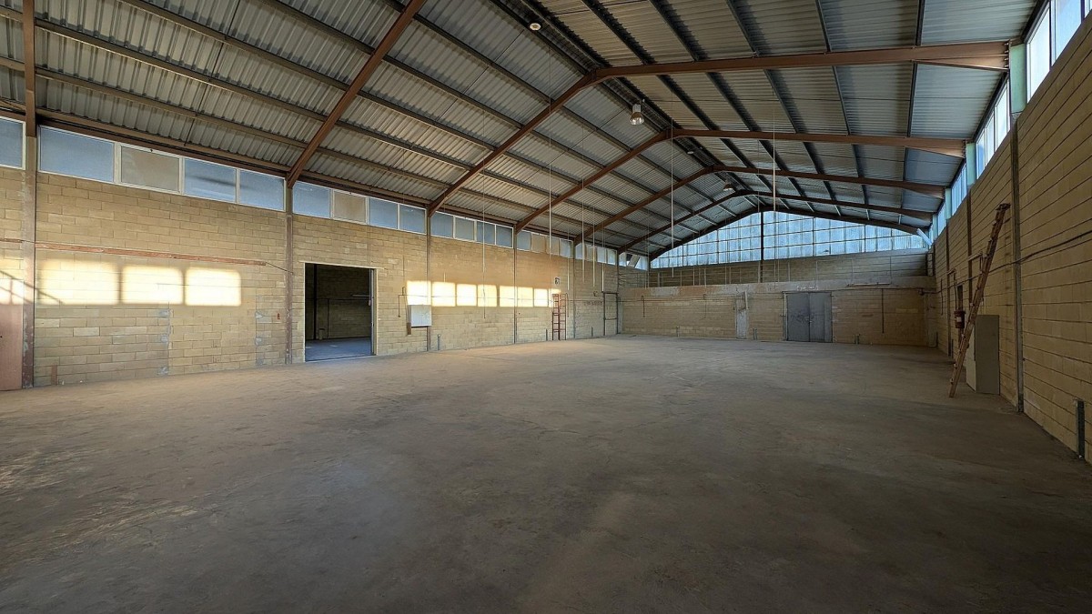 Industrial / Warehouse For Sale  in  Ergates