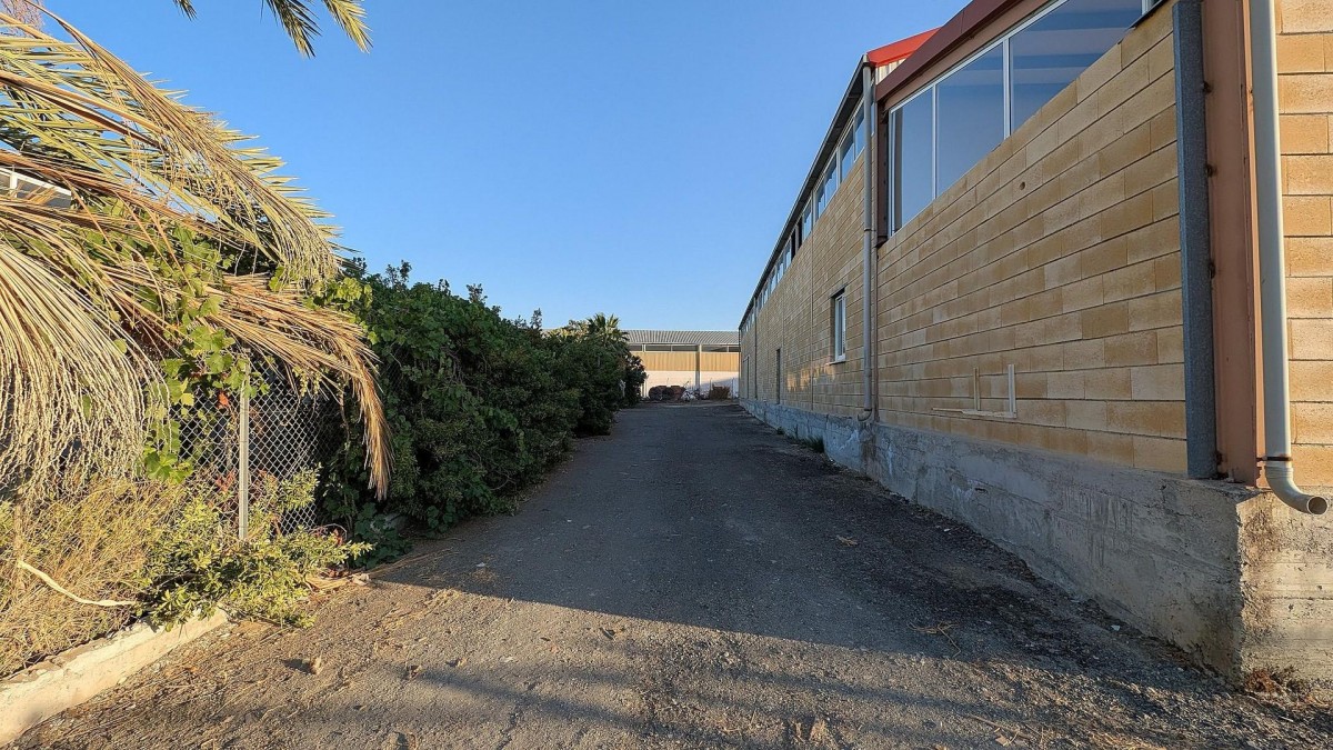 Industrial / Warehouse For Sale  in  Ergates