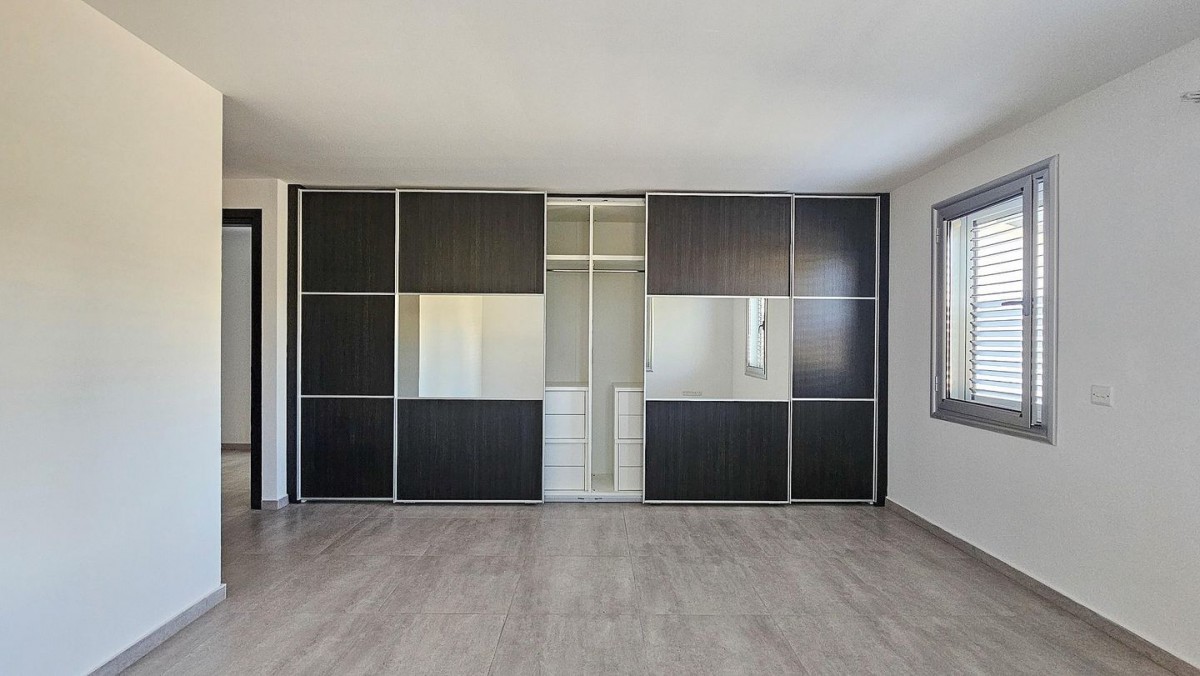 Charming Metallic-Frame Detached Home with Attic – Peristerona, Nicosia