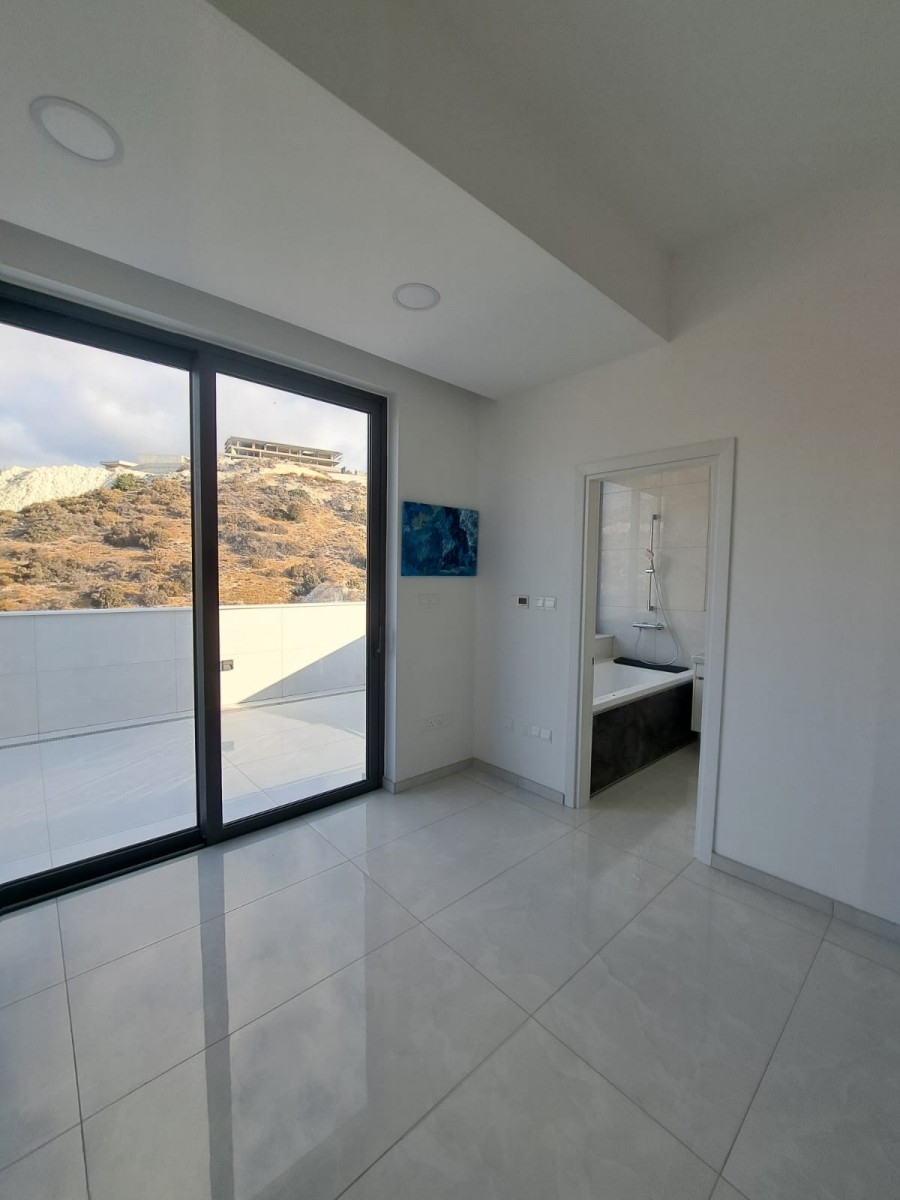 Detached Villa For Sale  in  Agios Tychon