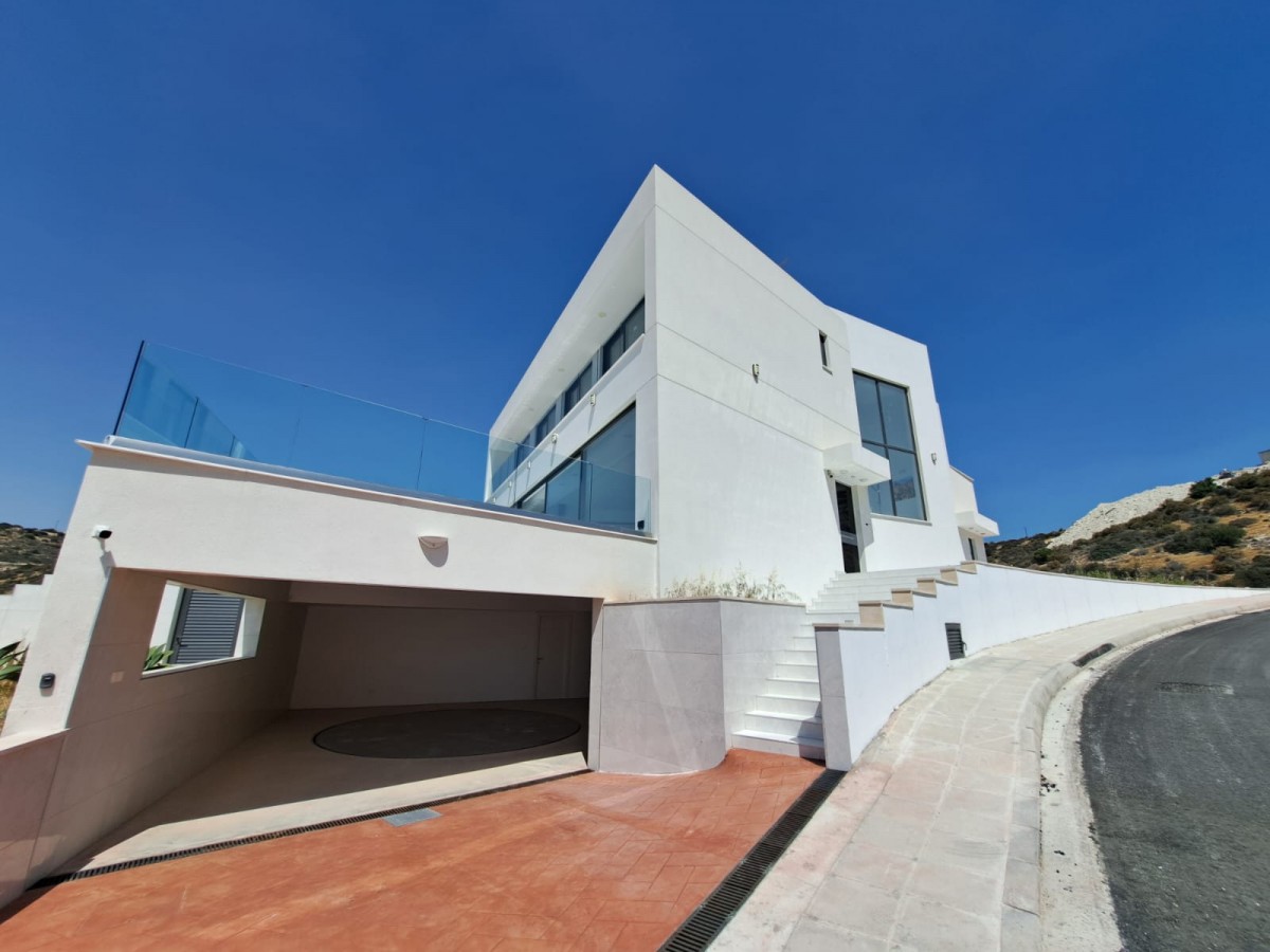 Detached Villa For Sale  in  Agios Tychon