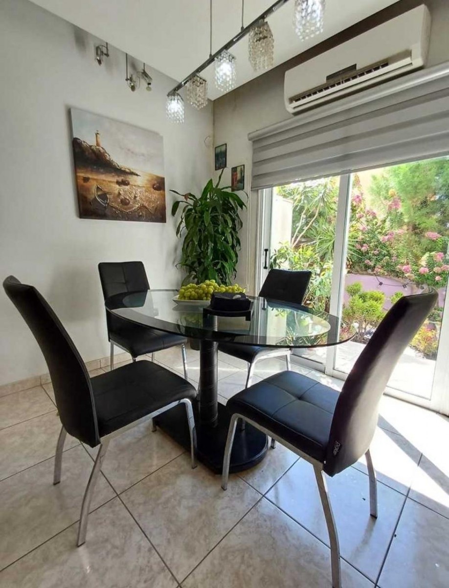 Town House / Maisonette For Rent  in  Kato Paphos - Universal