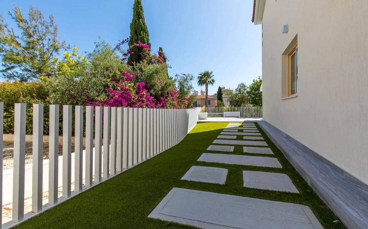 Detached Villa For Rent  in  Kato Paphos - Universal