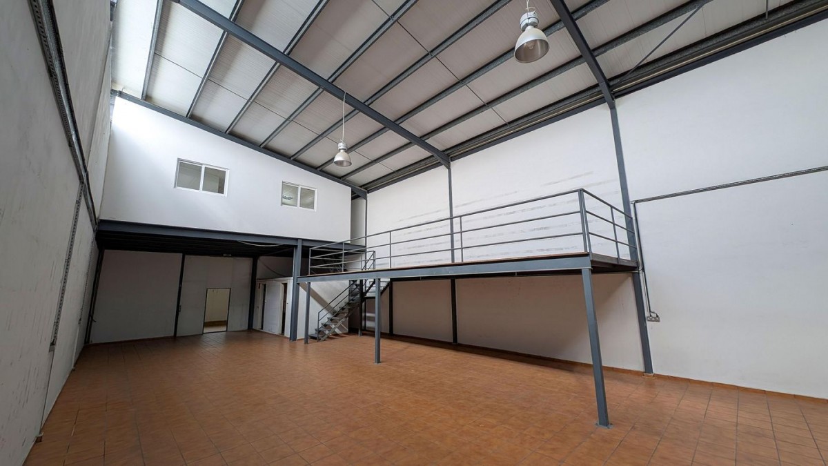 Workshop with mezzanine in Kaimakli, Nicosia