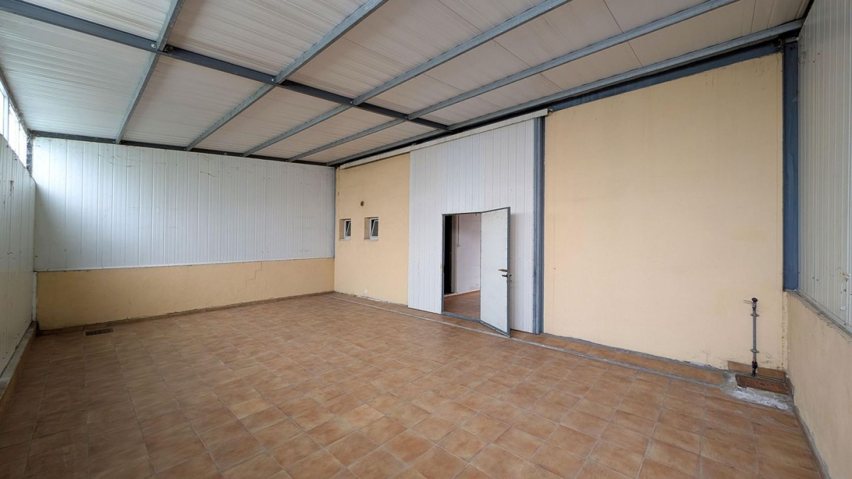Workshop with mezzanine in Kaimakli, Nicosia