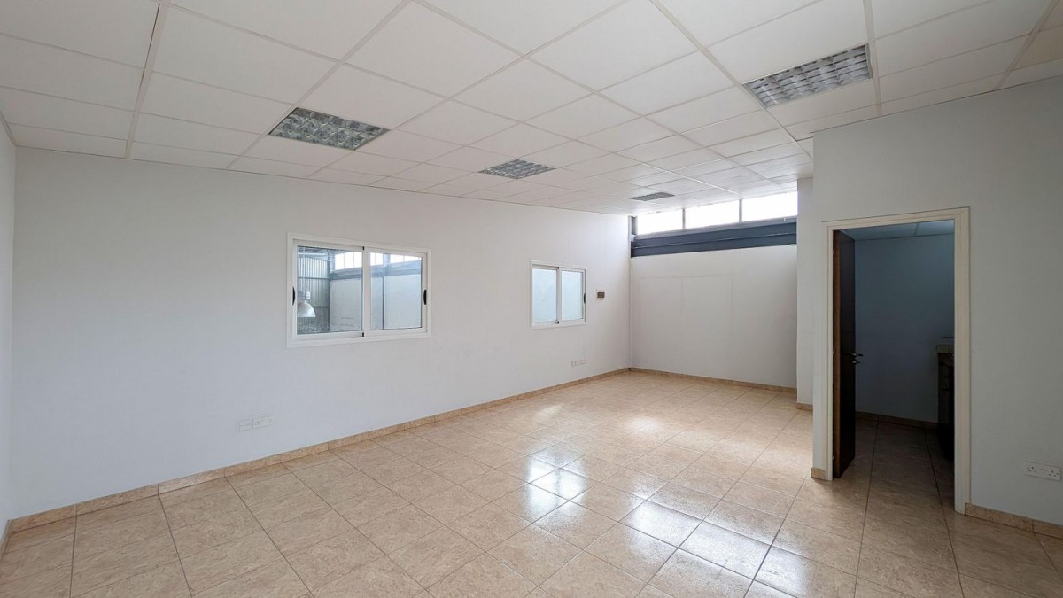 Workshop with mezzanine in Kaimakli, Nicosia