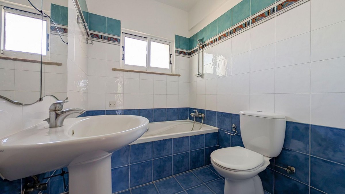 Three-bedroom apartment in Chrysopolitissa, Larnaca