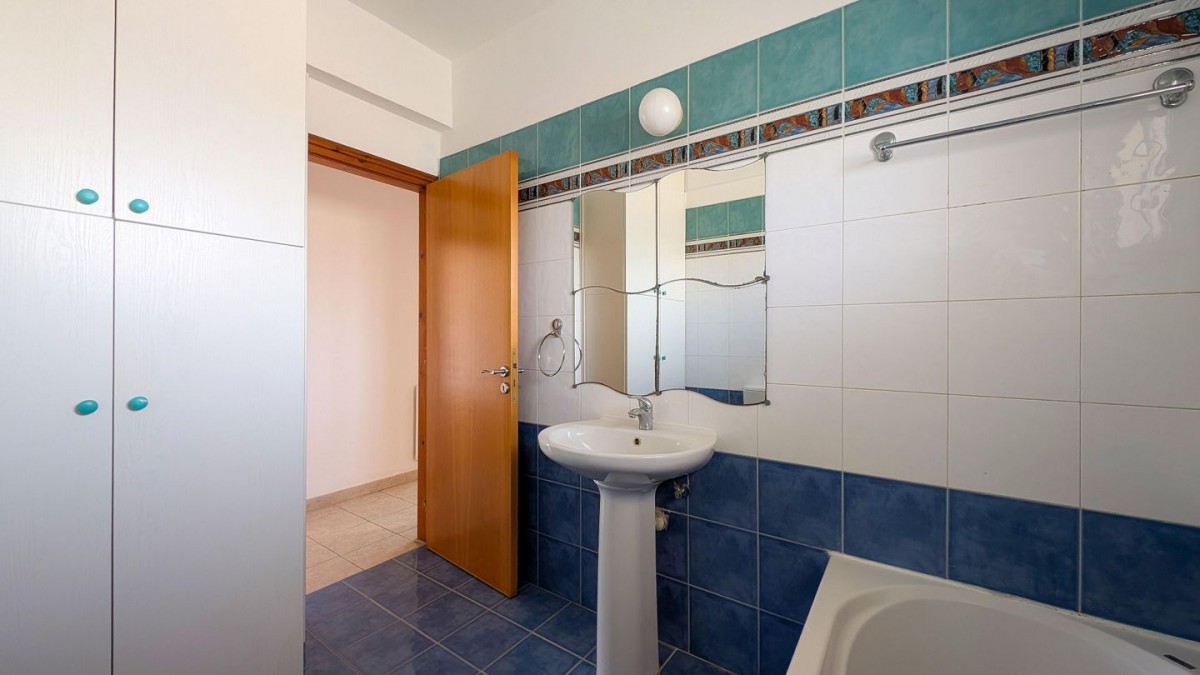 Three-bedroom apartment in Chrysopolitissa, Larnaca