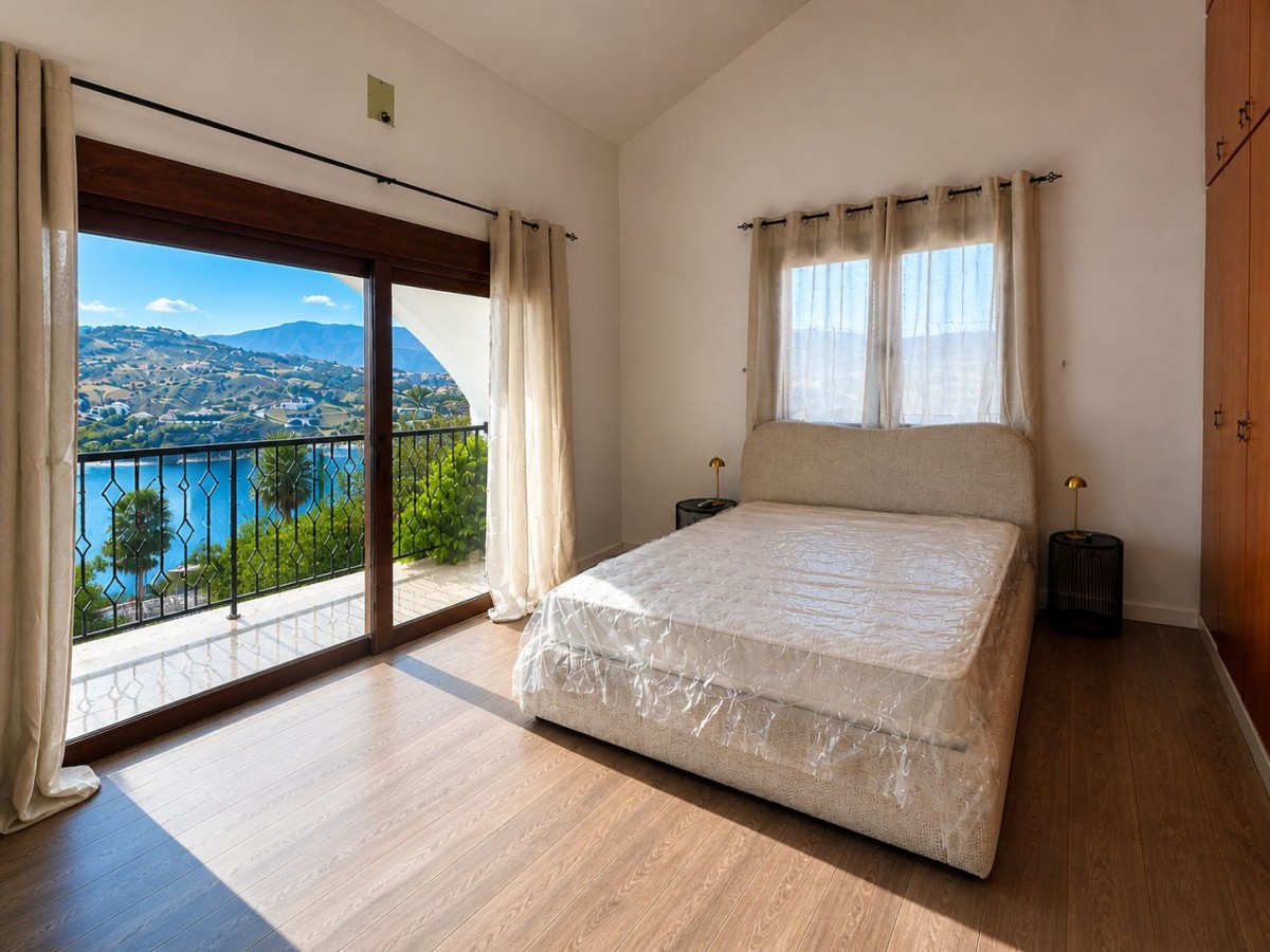 Detached Villa For Sale  in  Foinikaria