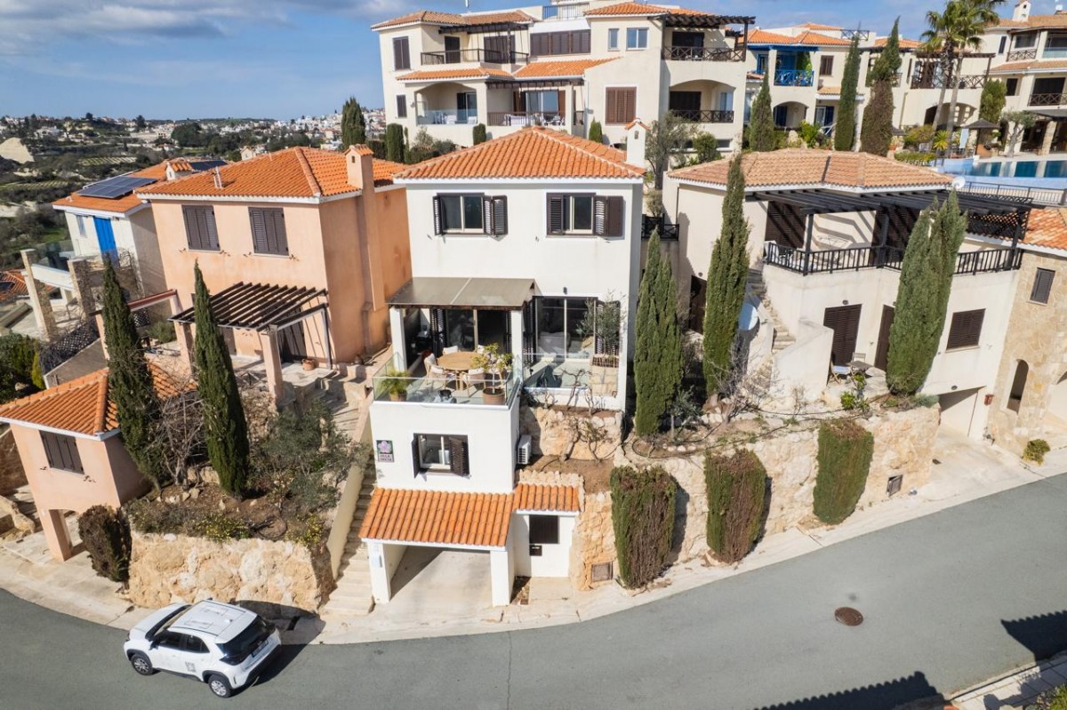 Town House / Maisonette For Sale  in  Tsada