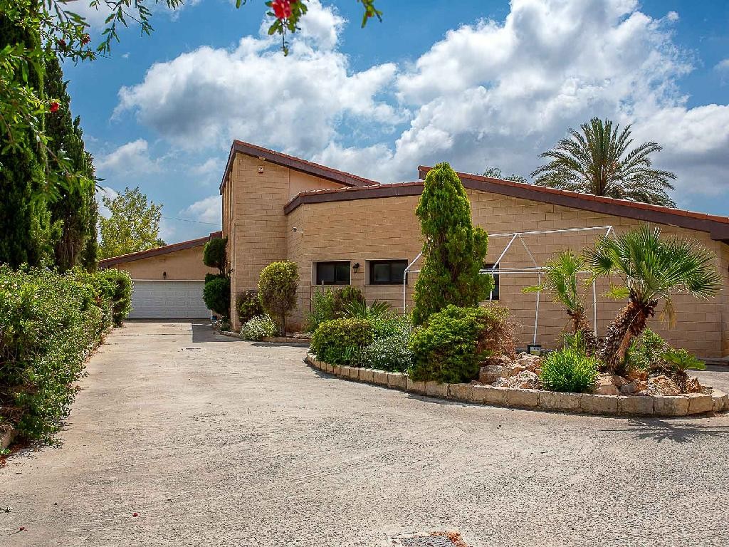 Detached house - Agios Athanasios, Limassol