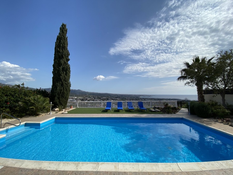 Bungalow For Sale  in  Peyia