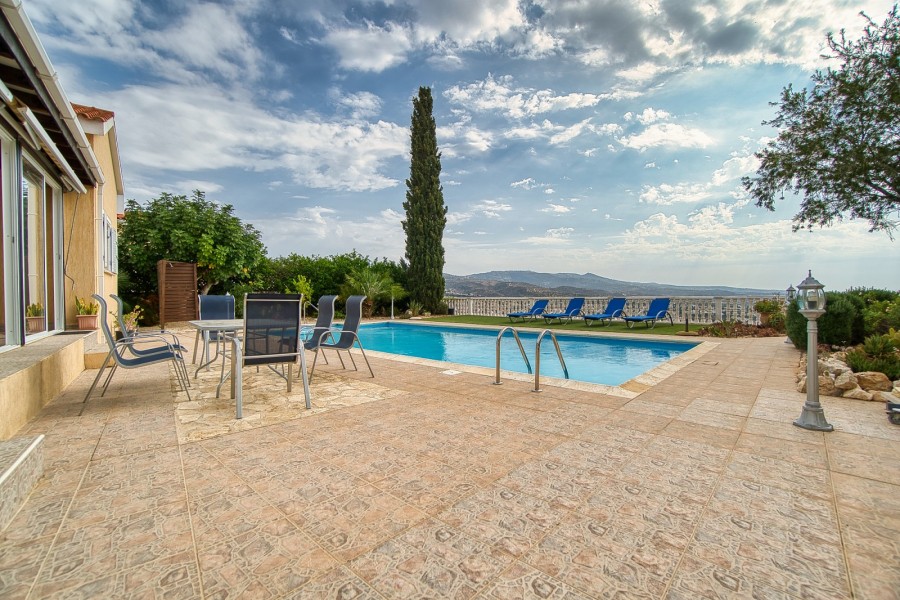 Bungalow For Sale  in  Peyia