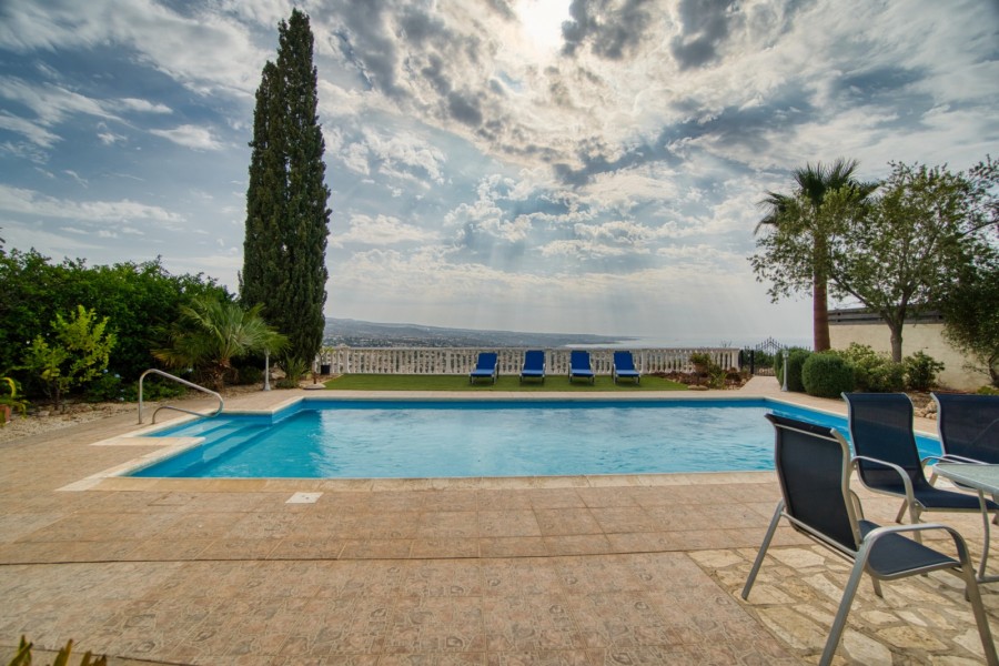 Bungalow For Sale  in  Peyia