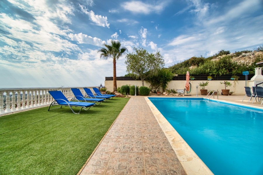 Bungalow For Sale  in  Peyia