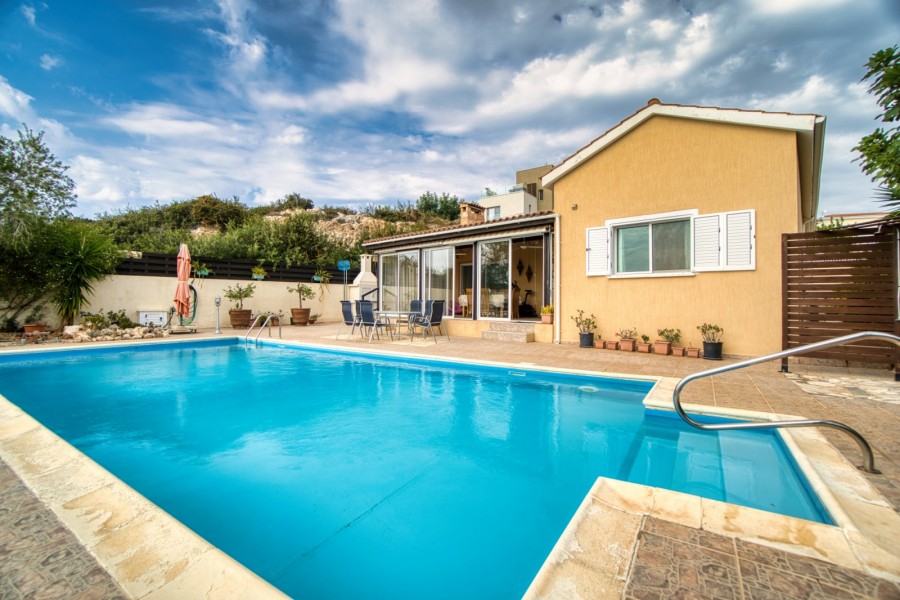 Bungalow For Sale  in  Peyia